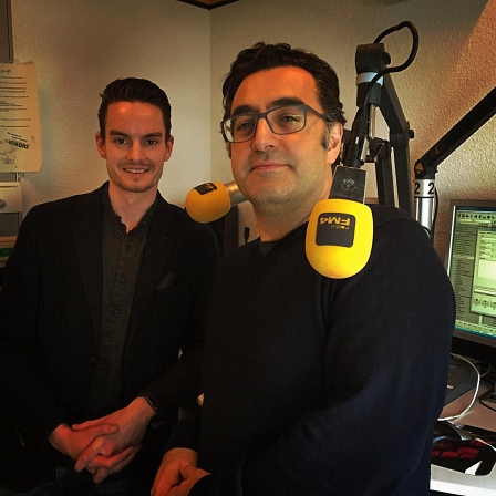 Alex Matthews mit Maziar Bahari